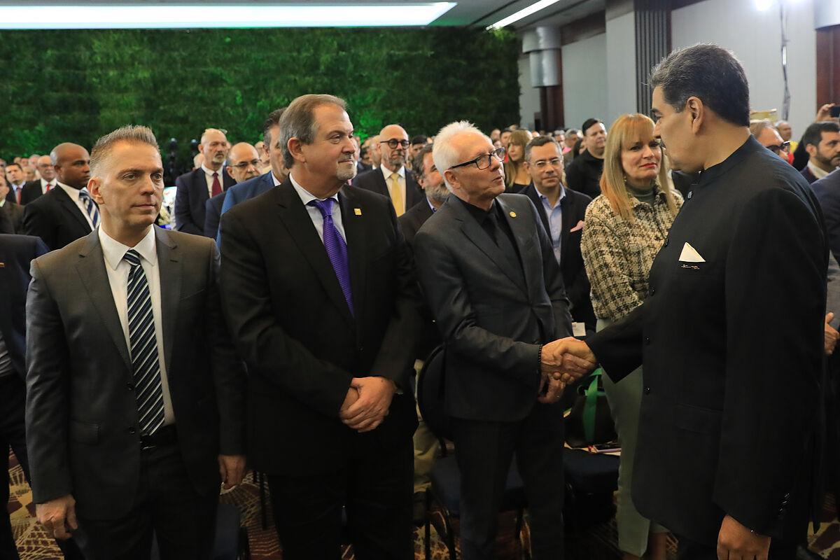 Maduro se rodea de colaboradores y aliados de Zapatero en una supuesta conferencia de paz
