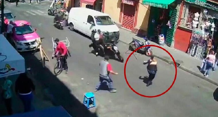 Mujer policía se vuelve viral al subirse a una moto para detener a los ladrones