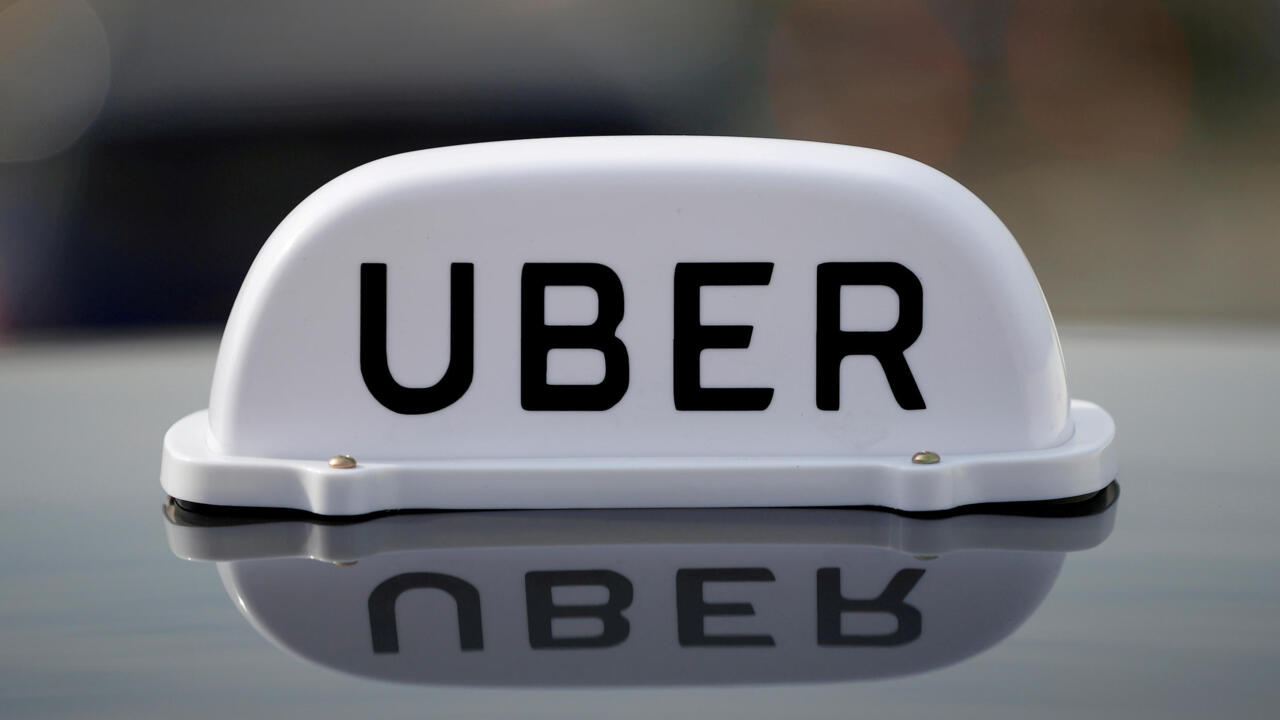 Taxistas franceses demandan a Uber por competencia desleal