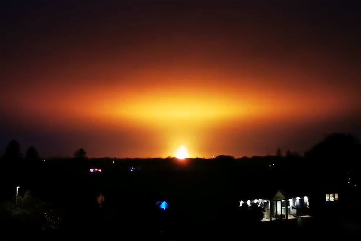 Un espectacular incendio tras la explosión de un rayo quema un contenedor de biogás en Oxford