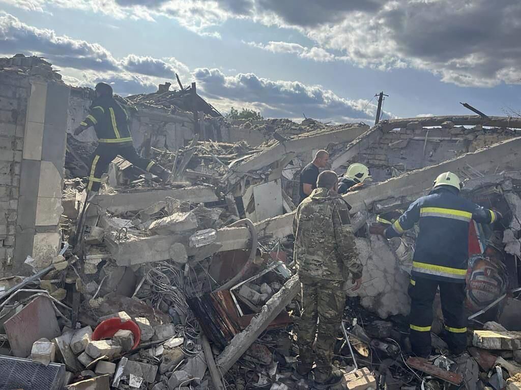 Zelensky denuncia al menos 49 muertos en un bombardeo ruso en Hroza, localidad de la región de Hrkiv