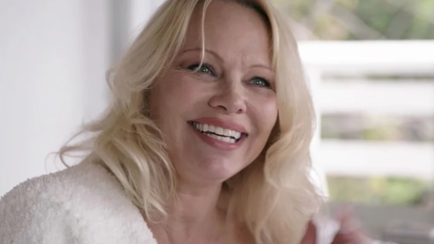 ¿Pamela Anderson reapareció y sorprendió a todos con su nuevo look?