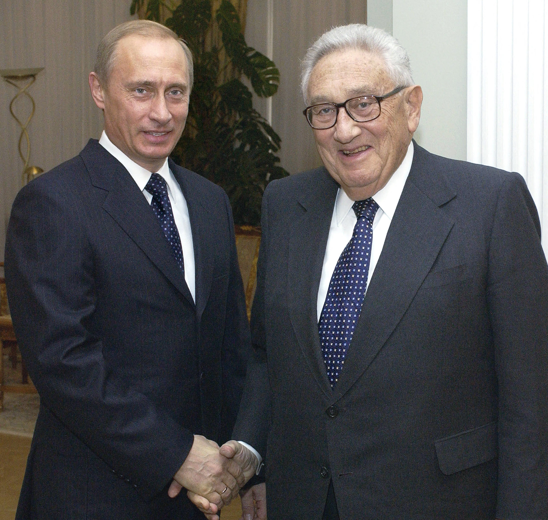 El presidente ruso, Vladimir Putin (izquierda), da la bienvenida al exsecretario de Estado estadounidense, Henry Kissinger, a su oficina en Moscú.