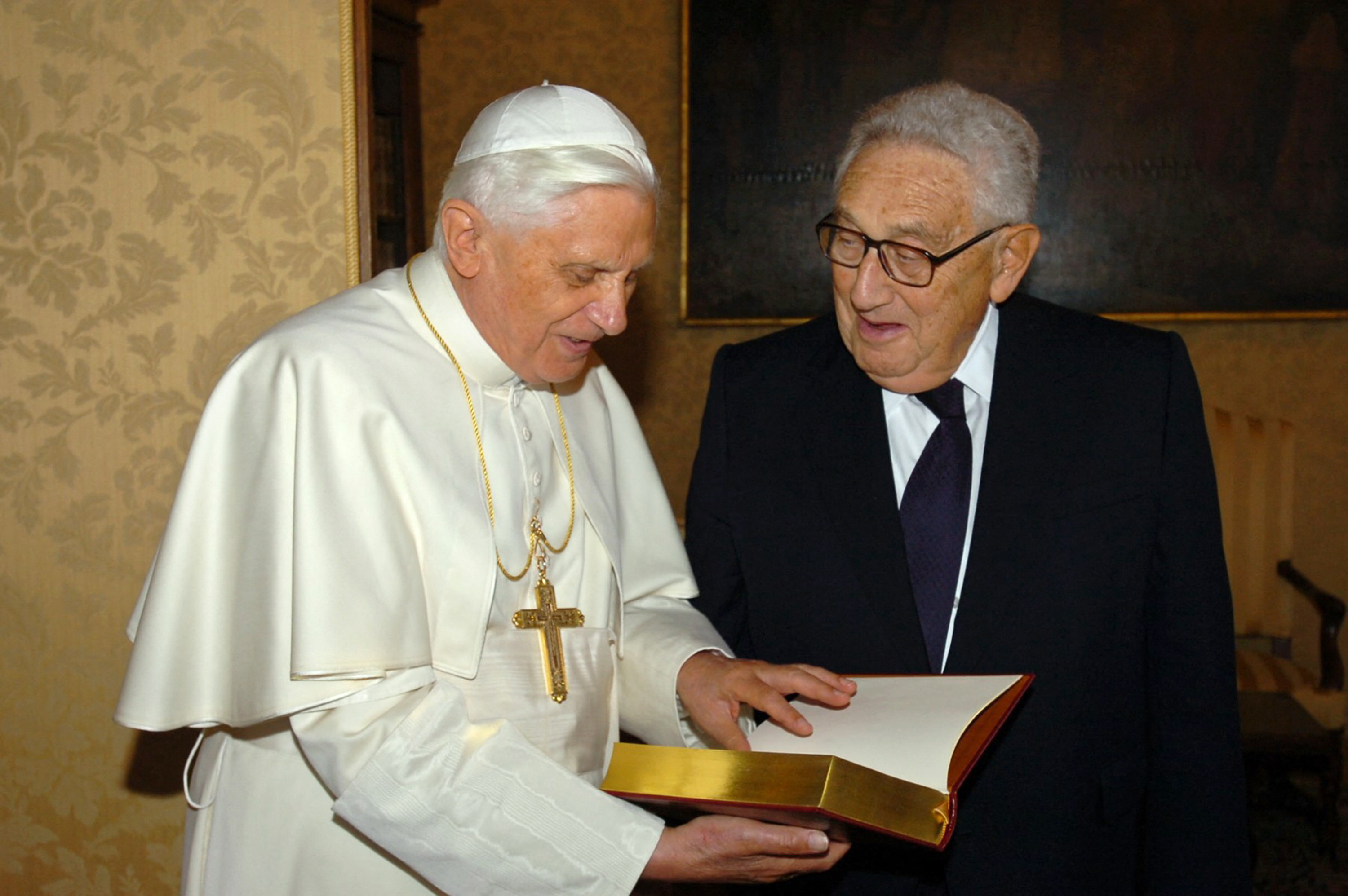 Kissinger y el Papa Benedicto XVI durante un encuentro