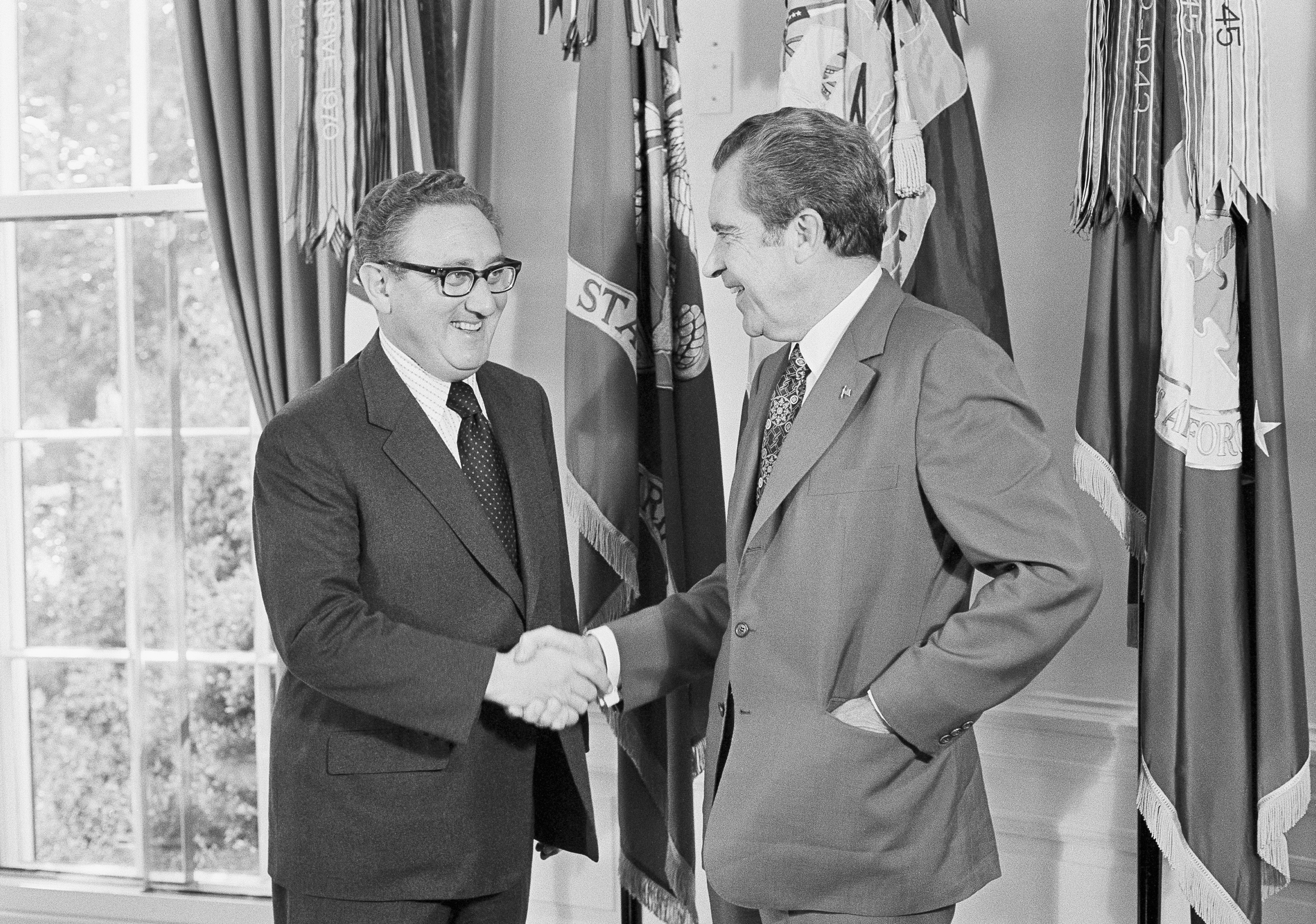 Richard Nixon felicita a Kissinger después