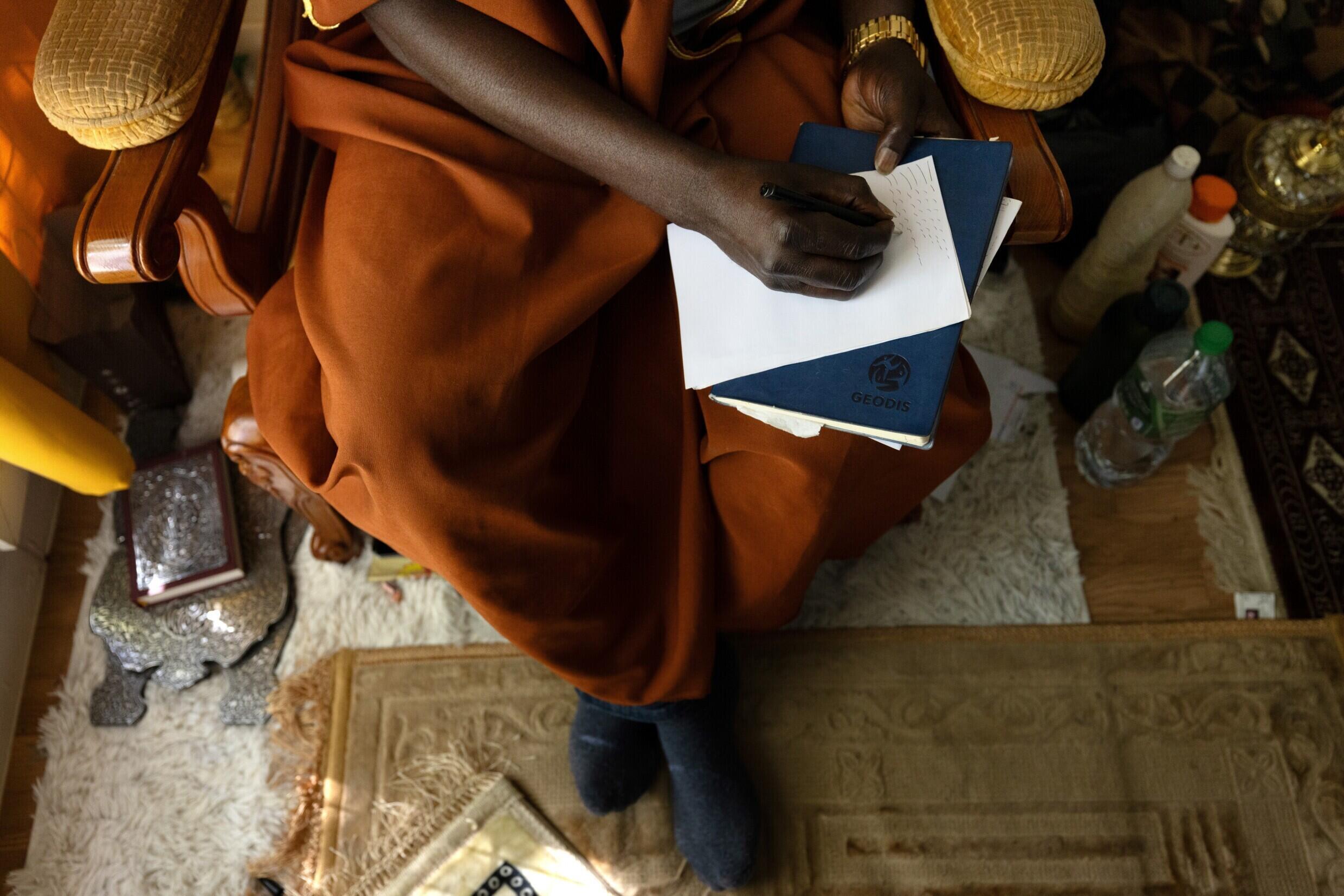 El curandero africano Sheikh Issa toma notas geománticas durante una consulta cerca de París
