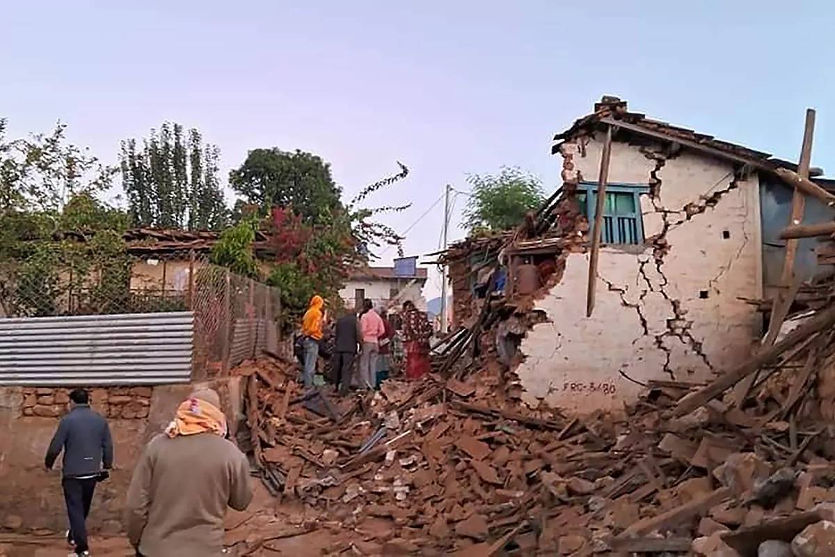 Al menos 132 muertos en un terremoto en Nepal