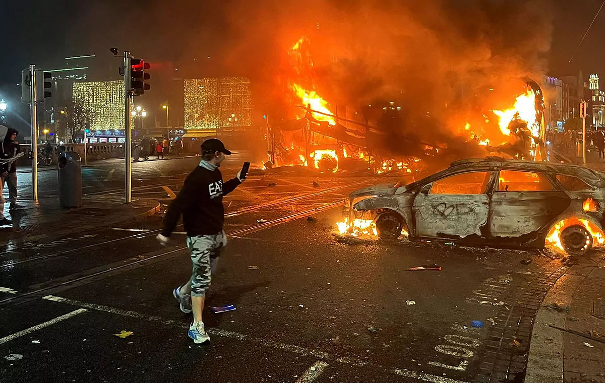 Disturbios en Dublín: "La policía ha dejado la ciudad en manos de una mafia alimentada por el odio"