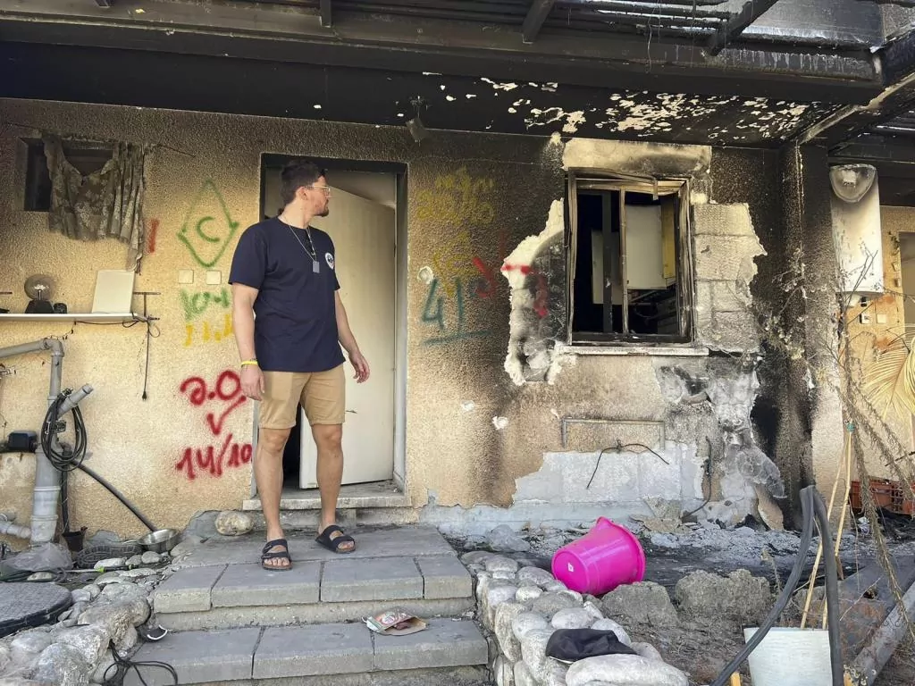 EL MUNDO en un kibutz atacado: "Hamás salvajemente cadáveres mutilados"
