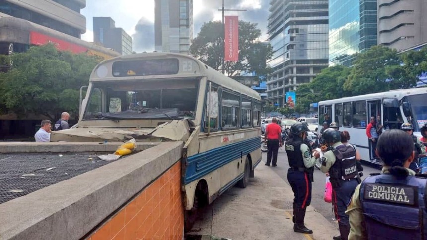 El autobús se quedó sin frenos y se estrelló contra el Metro de Altamira, 14 resultaron heridos