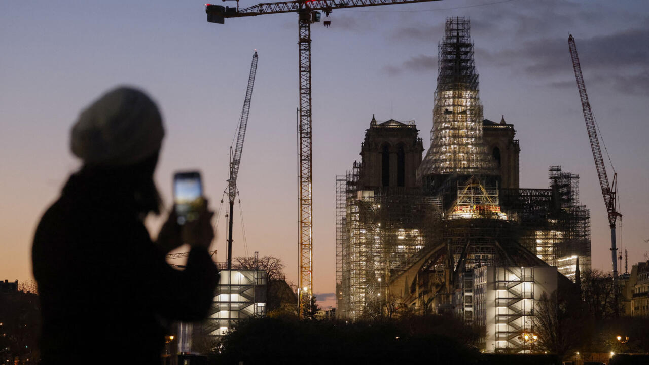 El contorno de la nueva aguja de Notre-Dame añade brillo al horizonte de París