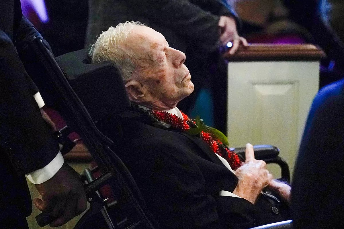 El expresidente de Estados Unidos, Jimmy Carter, asistió al último funeral de su esposa, Rosalynn, a los 99 años.
