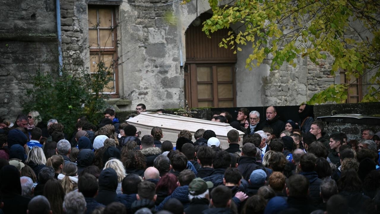 El gobierno francés pide calma después de que la muerte de un adolescente en una fiesta provocara disturbios de extrema derecha