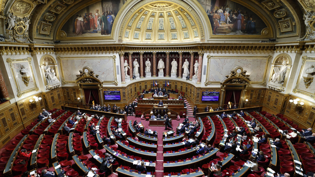 El proyecto de ley de inmigración francés deportaría a los "extranjeros que cometan delitos"