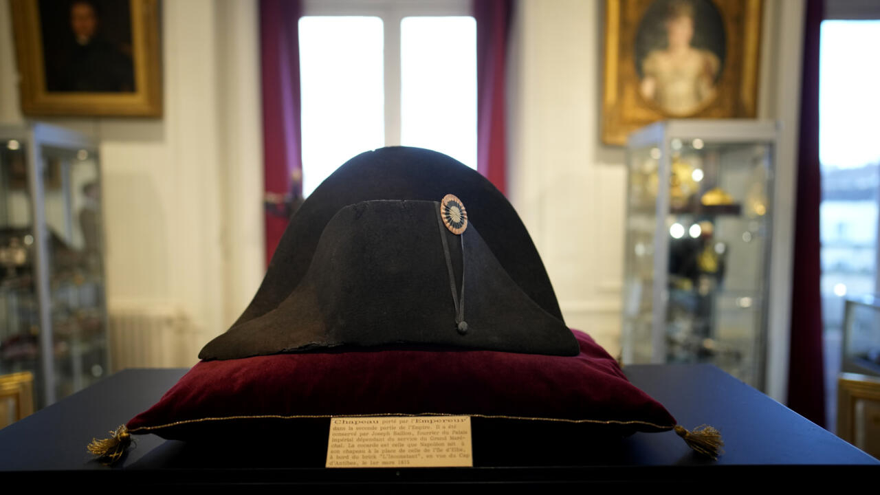 El sombrero de Napoleón alcanza un récord de 1,9 millones de euros en una subasta francesa