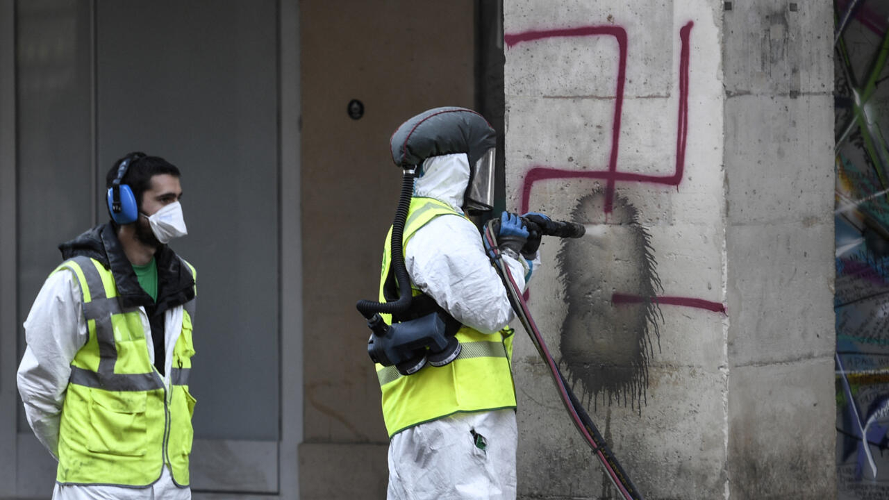 Francia acusa a dos personas por un grafiti con la esvástica nazi en París