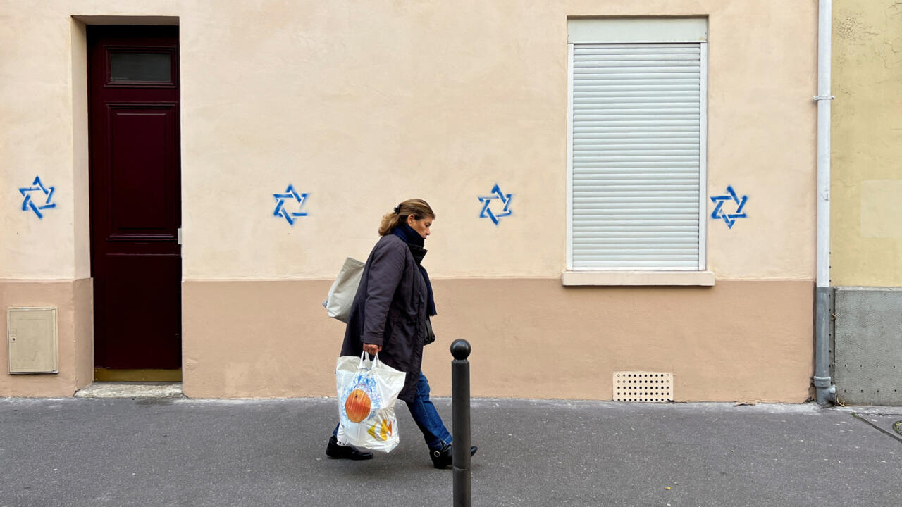Francia critica a las redes rusas por 'explotar' las crisis con un grafiti de la Estrella de David en París
