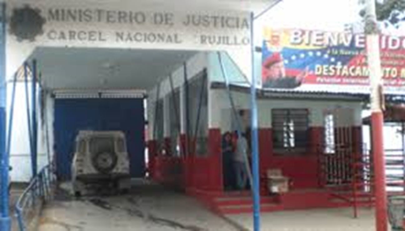 Fuerzas militares y policiales acordonan el centro de reclusión judicial de Trujillo