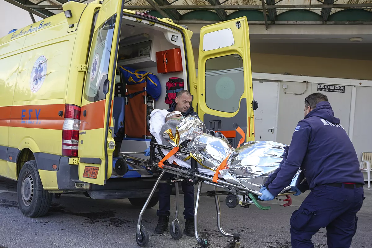 Gran despliegue en Grecia para rescatar a 13 personas después de que un carguero naufragara frente a Lesbos