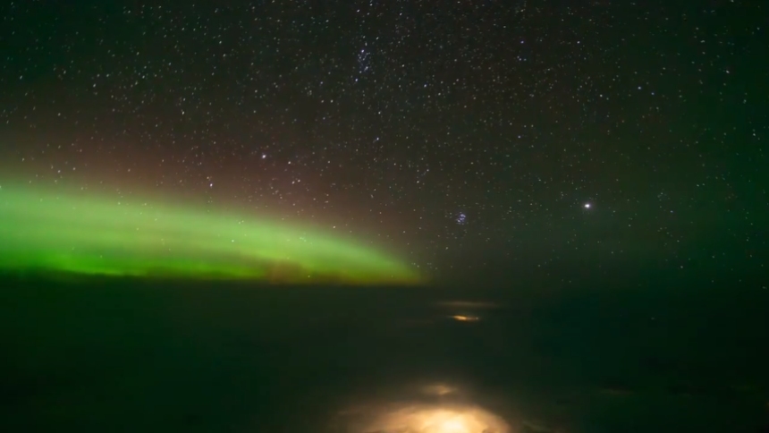 La fascinante aurora boreal que algunos pilotos registraron en vuelo