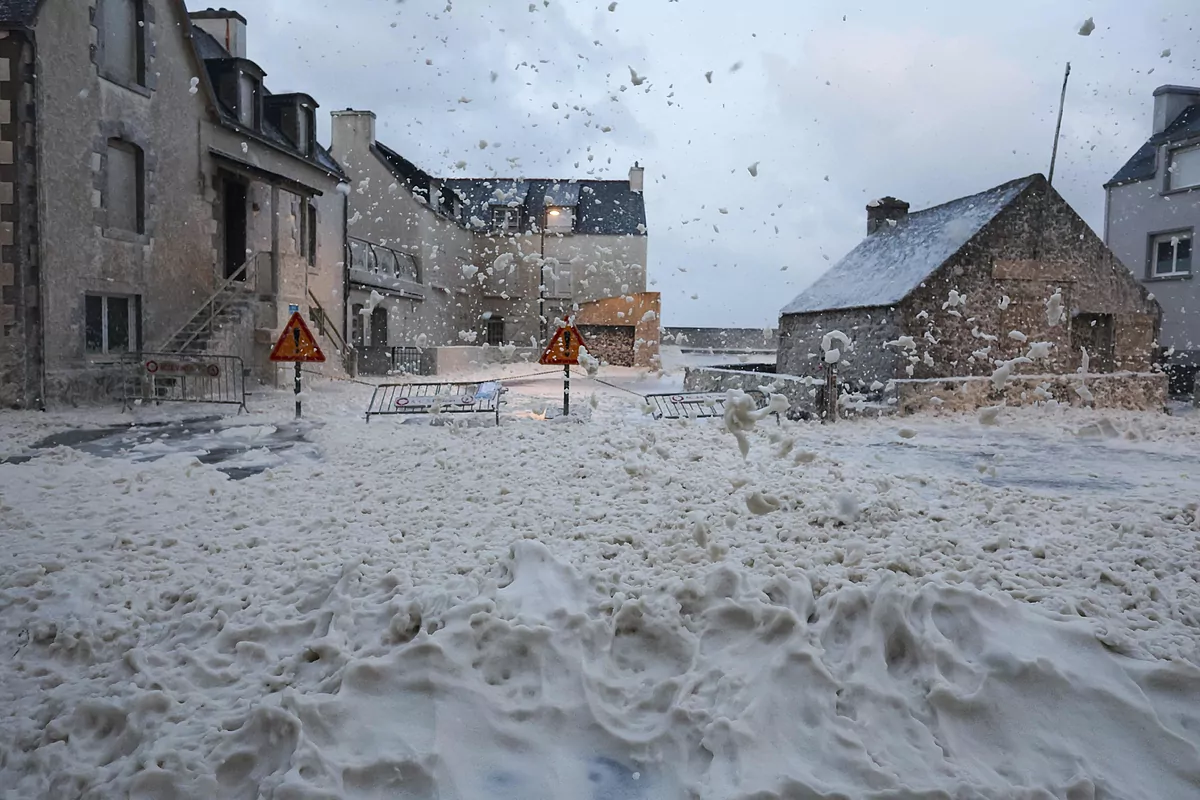 La tormenta Ciaron causa estragos en Francia: un muerto, 1,2 millones de hogares sin electricidad y trenes cancelados
