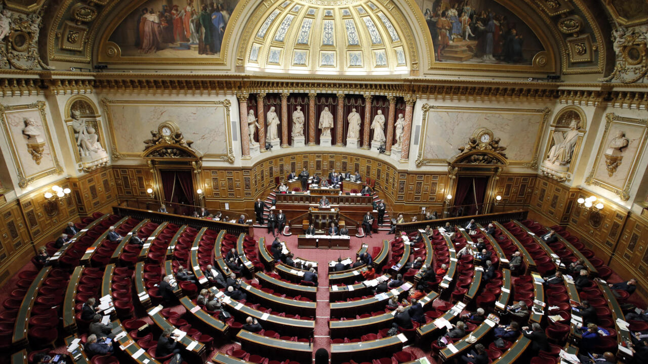 Lo que sabemos del senador francés acusado de drogar a una diputada durante un intento de agresión sexual