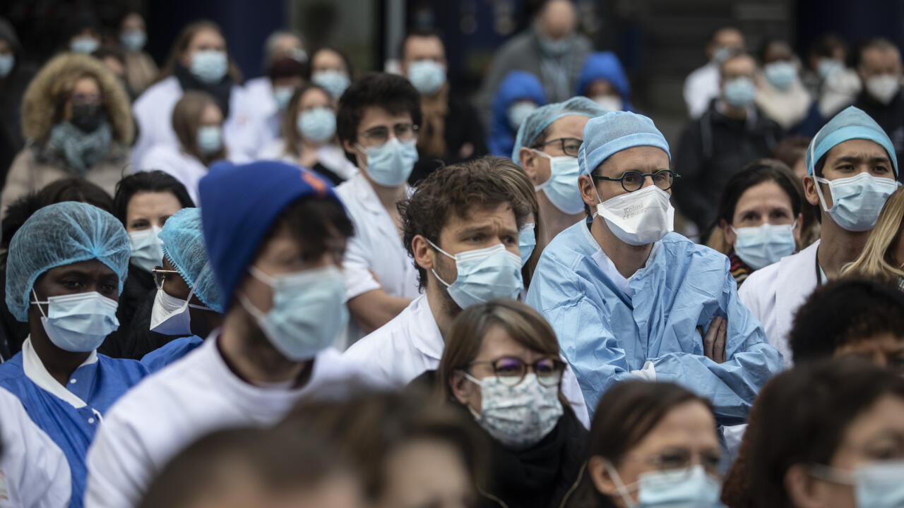 Los médicos franceses se comprometen a “desobedecer” el proyecto de ley que priva a los inmigrantes indocumentados de su derecho a la atención sanitaria
