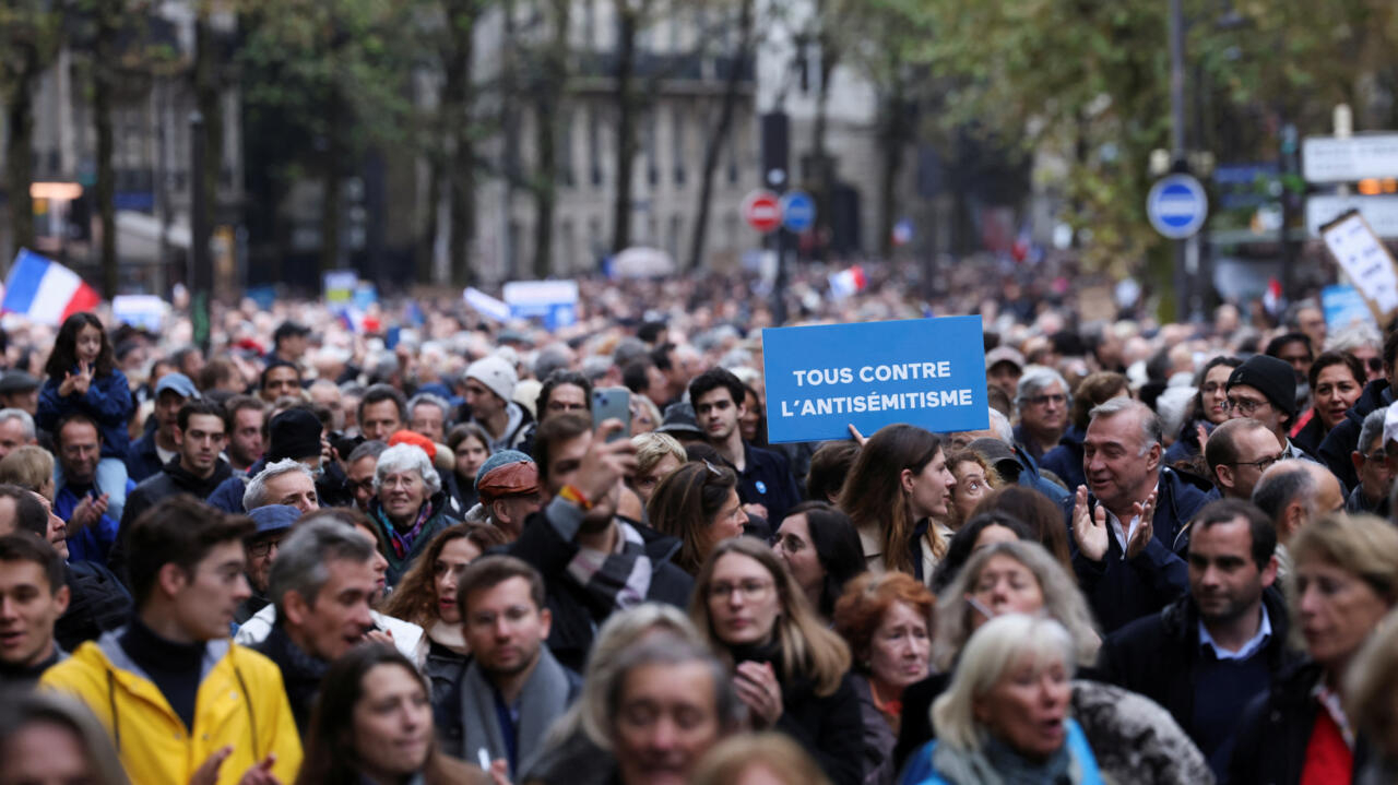 Más de 100.000 personas marchan en París contra el antisemitismo