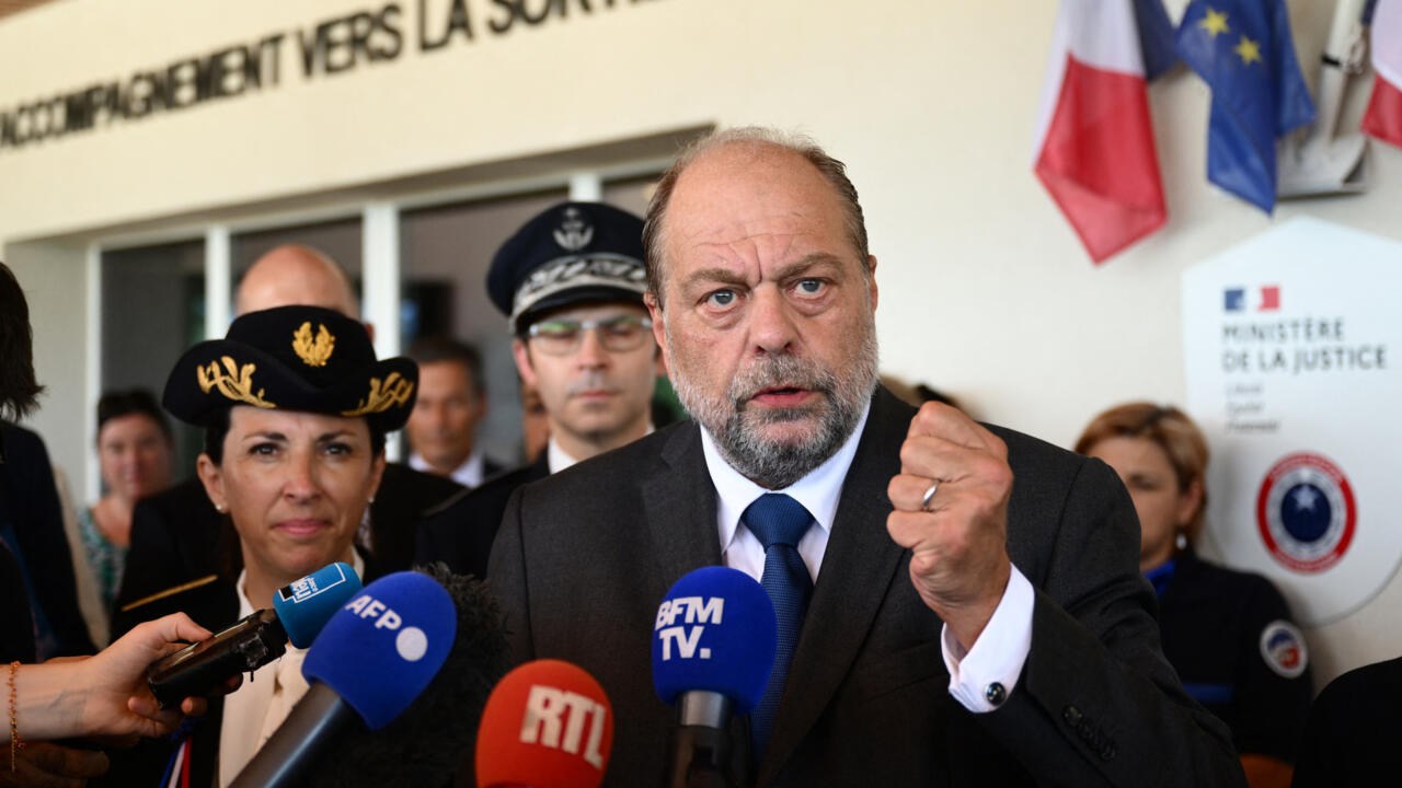 Ministro de Justicia francés juzgado por presunto abuso de poder