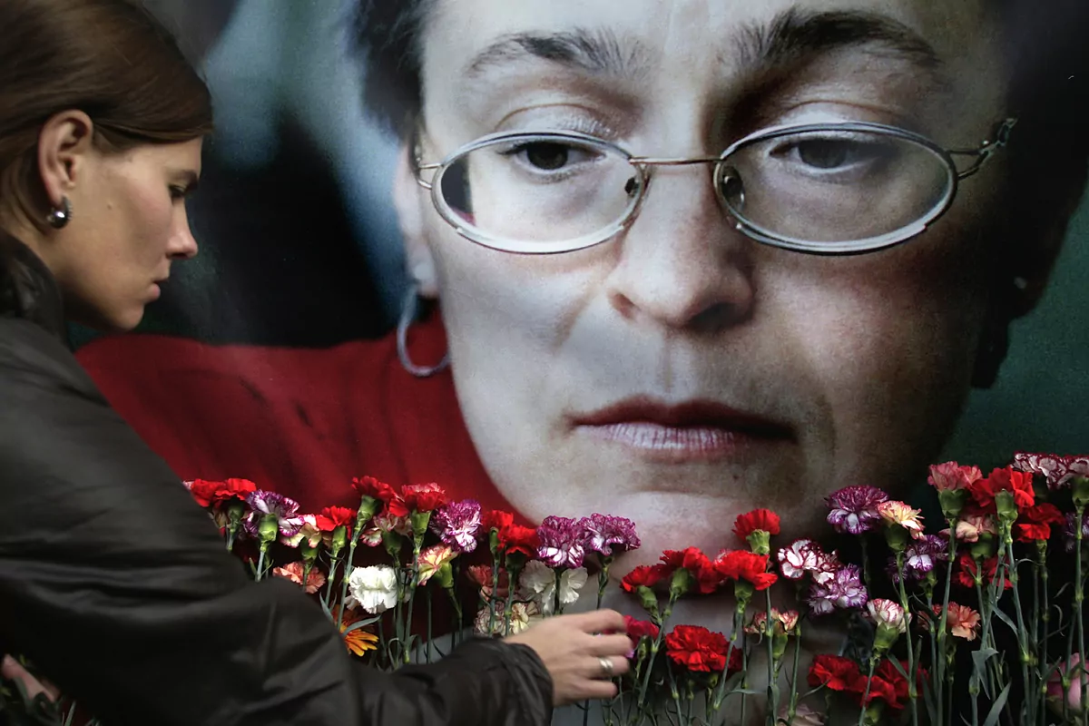 Rusia perdona al cómplice del asesinato de la periodista Anna Politkvskaya tras combates en Ucrania