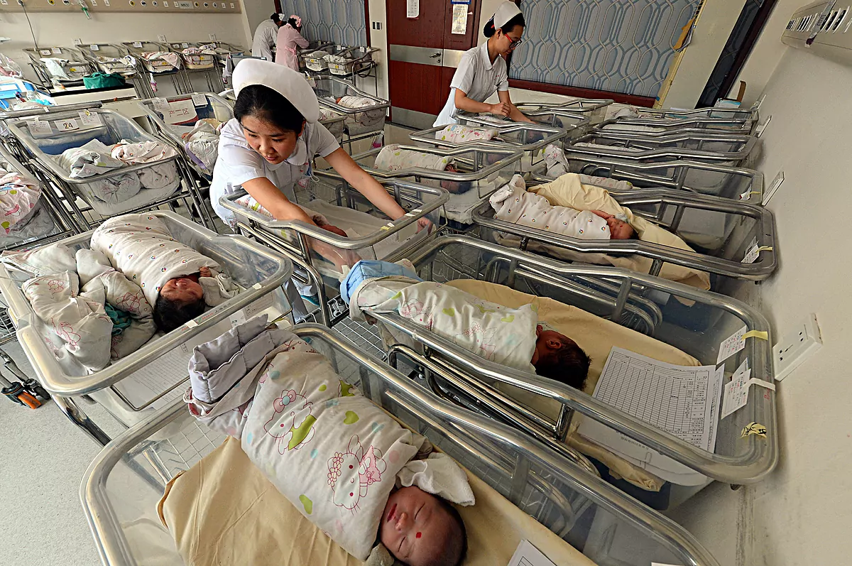 Trama de certificado de nacimiento falso en el mercado negro de bebés en el mercado negro de China
