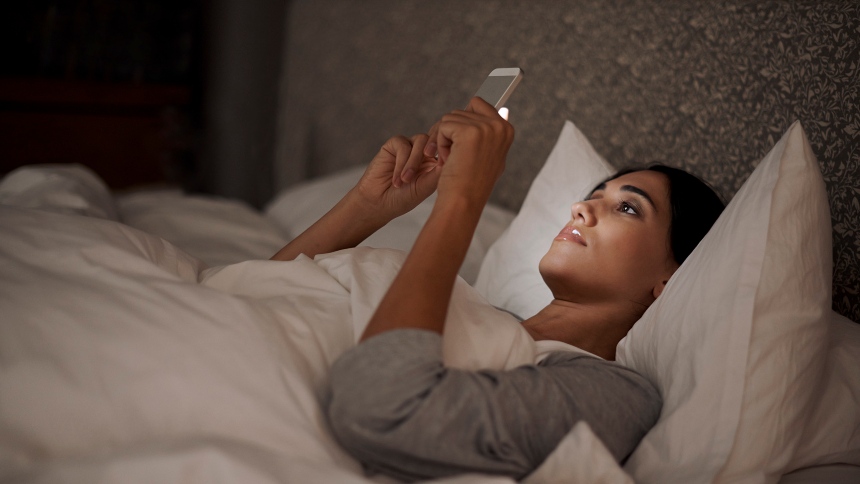 ¿Duermes con tu celular en la cama?  Podría ser un riesgo para la salud.