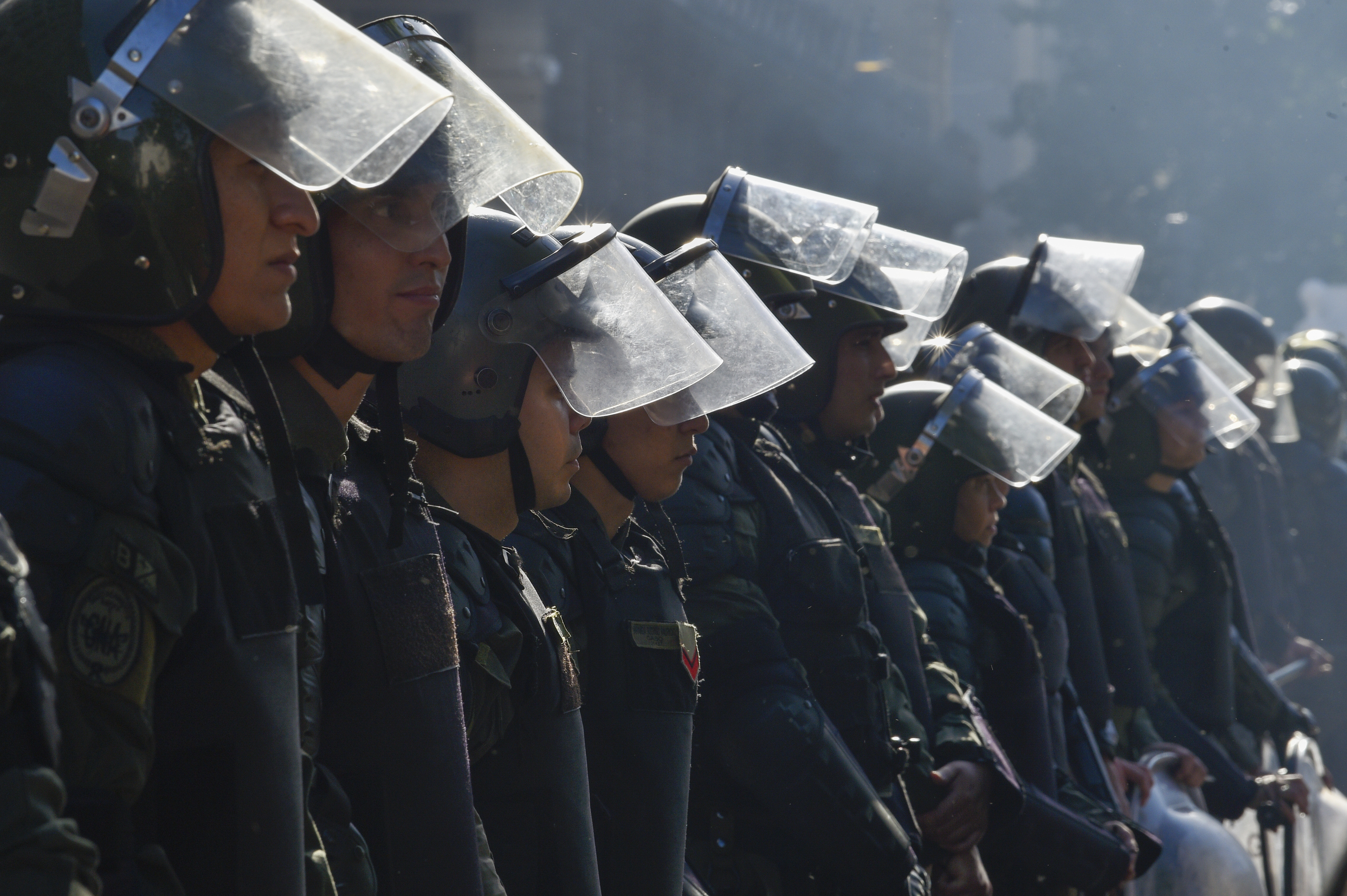 Fuerzas de seguridad desplegadas durante una marcha para protestar por las nuevas medidas económicas