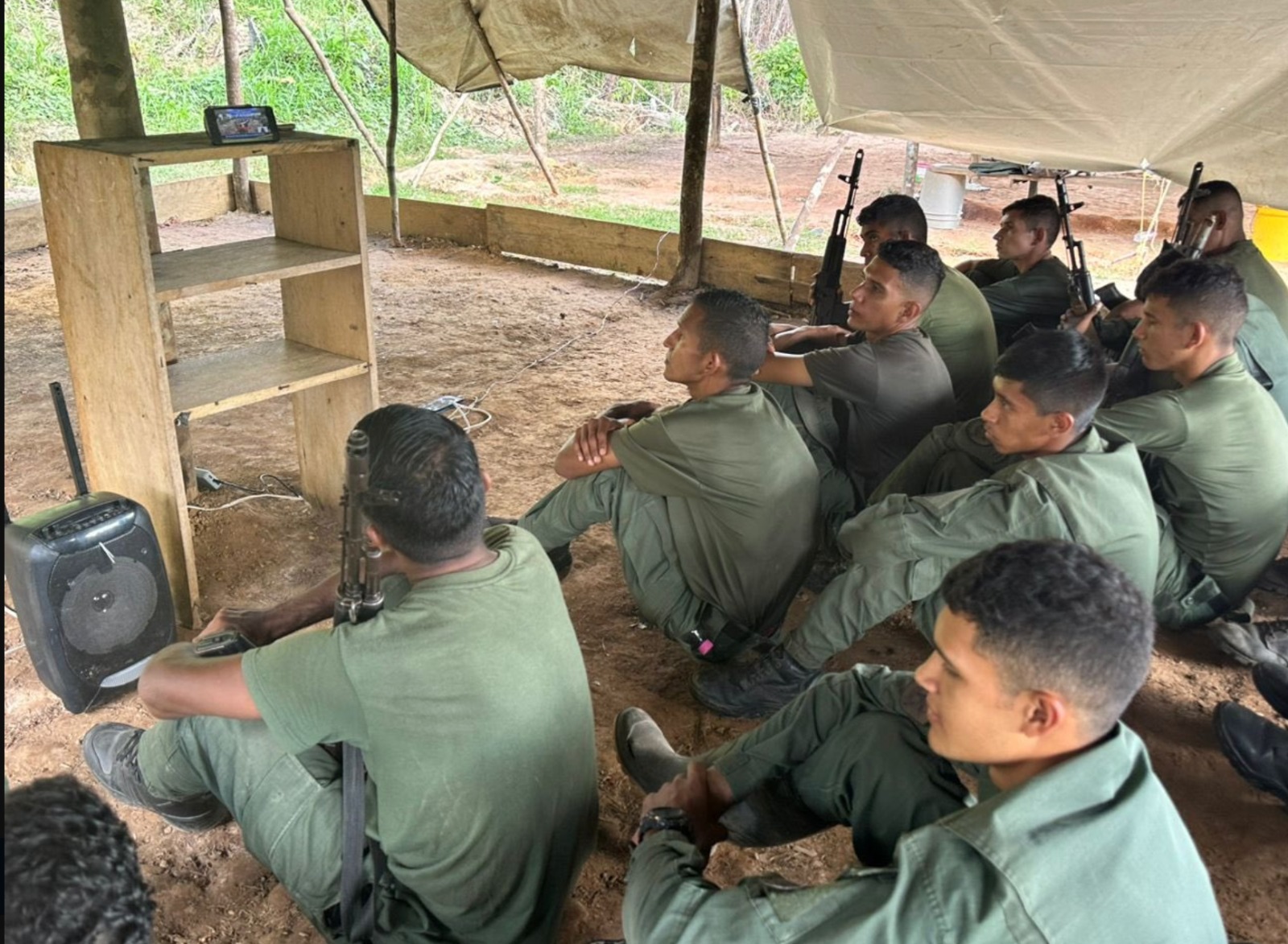 Los soldados escuchan un mensaje de Maduro durante las maniobras.