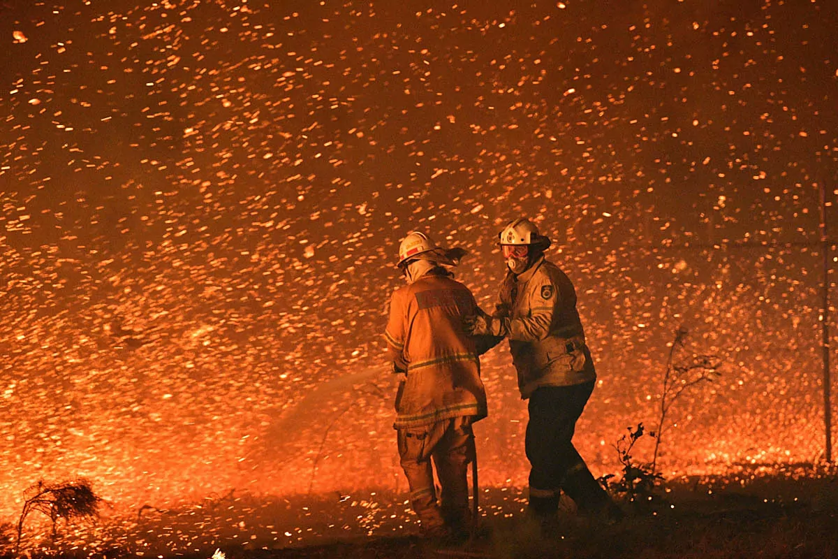 Australia lucha contra un monstruoso incendio forestal que duplica el tamaño de Madrid
