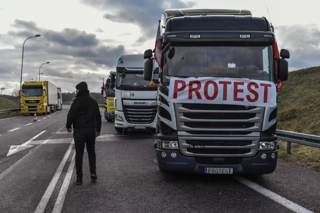 Bruselas ve "razones" para presentar cargos contra Polonia por bloquear camiones ucranianos