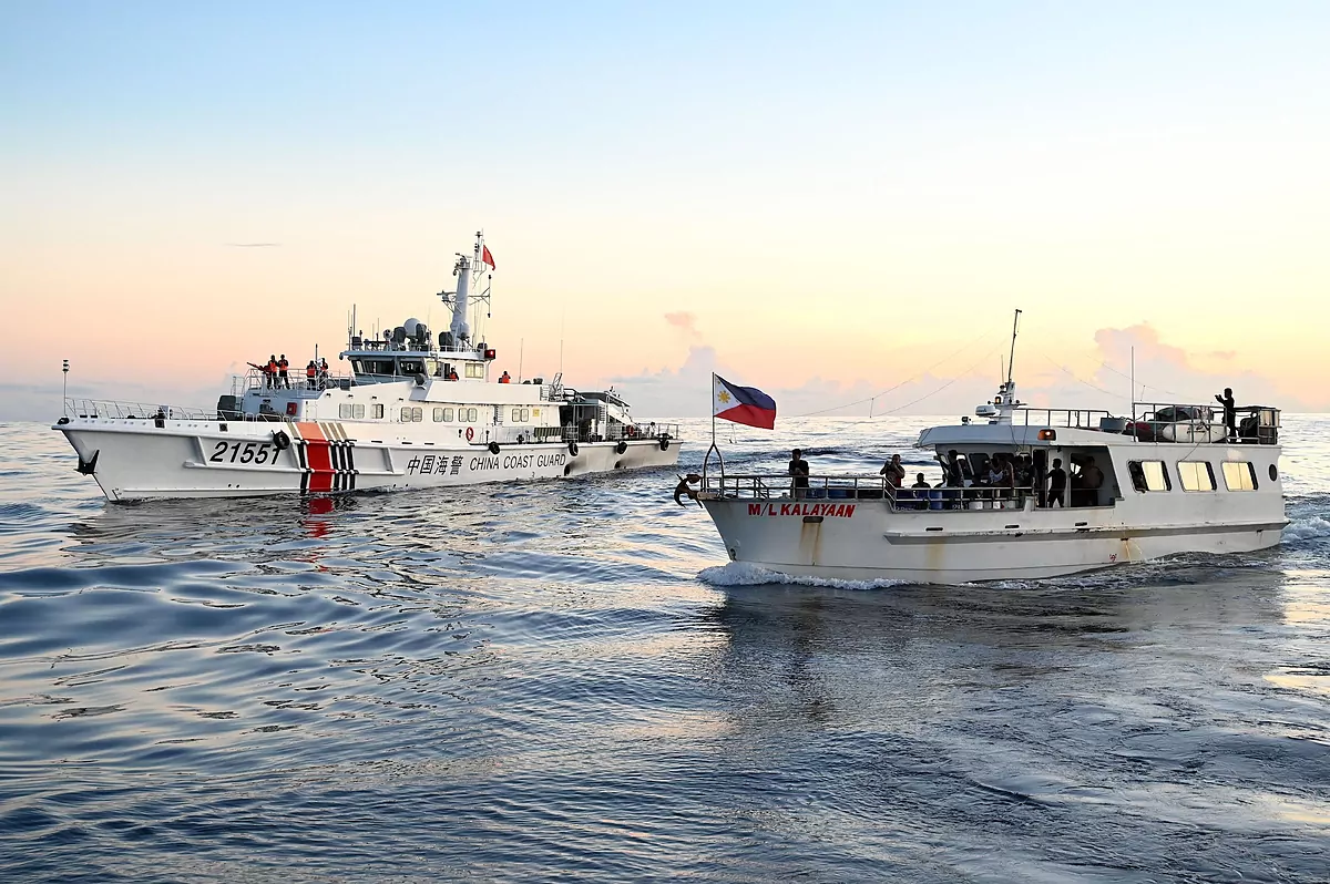 Cañones de agua, punteros láser y naufragios: la peligrosa batalla entre China y Filipinas en los mares del Sur