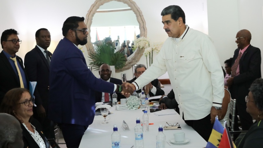 Con un apretón de manos, Irfan Alí y Maduro acuerdan dialogar para resolver la crisis del Esequibo