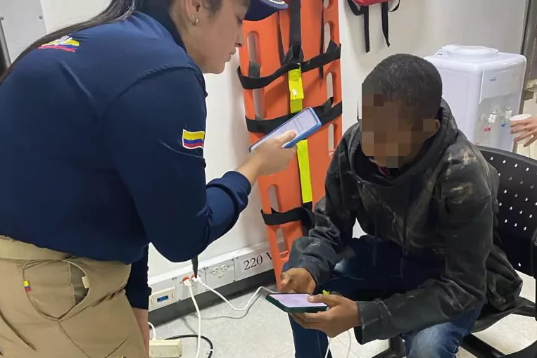 Dos niños guineanos, de ocho y 13 años, abandonados durante días en el aeropuerto de Bogotá