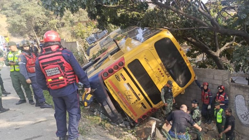 EN FOTOS |  Accidente en Tazón: Expreso volcado en el km 4 de la ARC este 29 de diciembre, 9 resultaron heridos