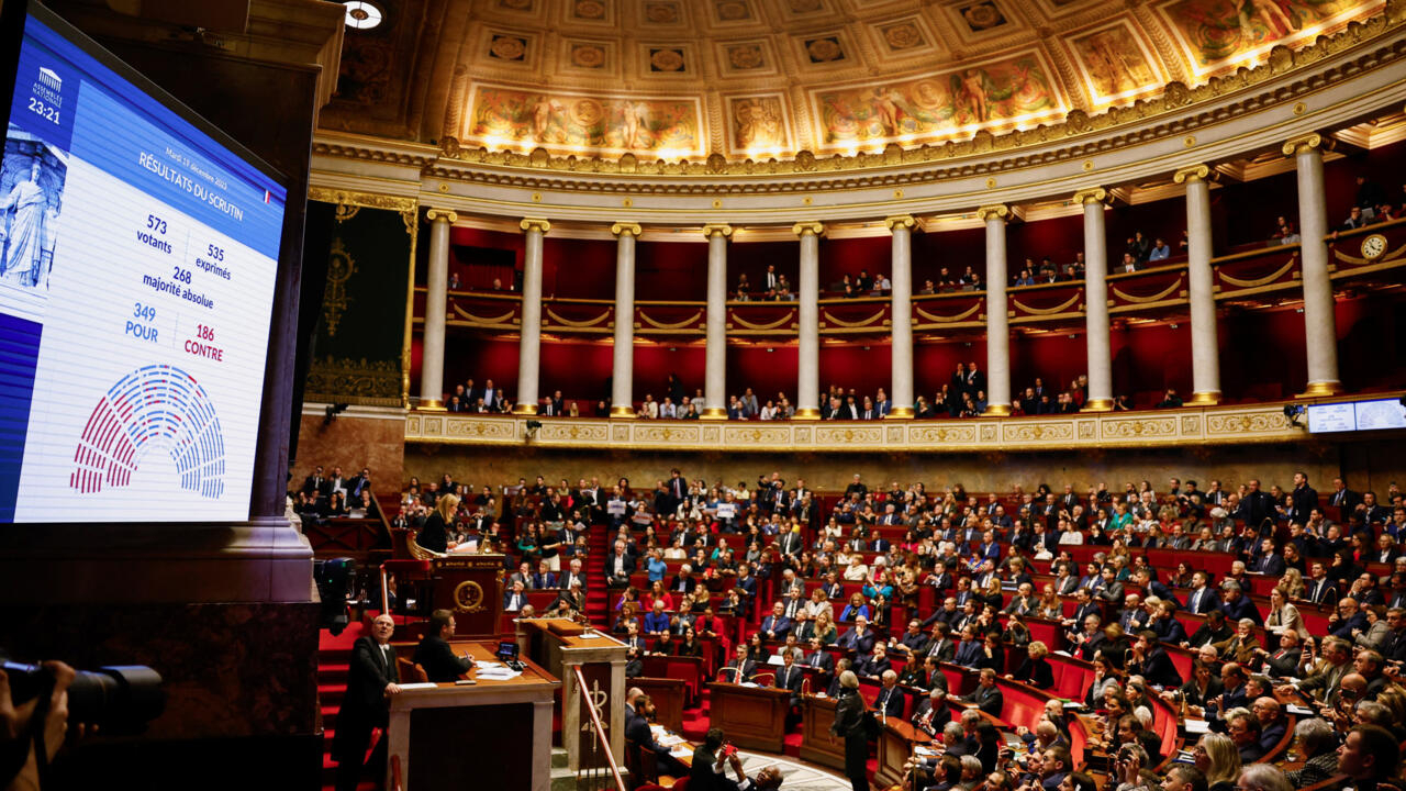 El Parlamento francés adopta una ley de inmigración reforzada, apoyada por la extrema derecha