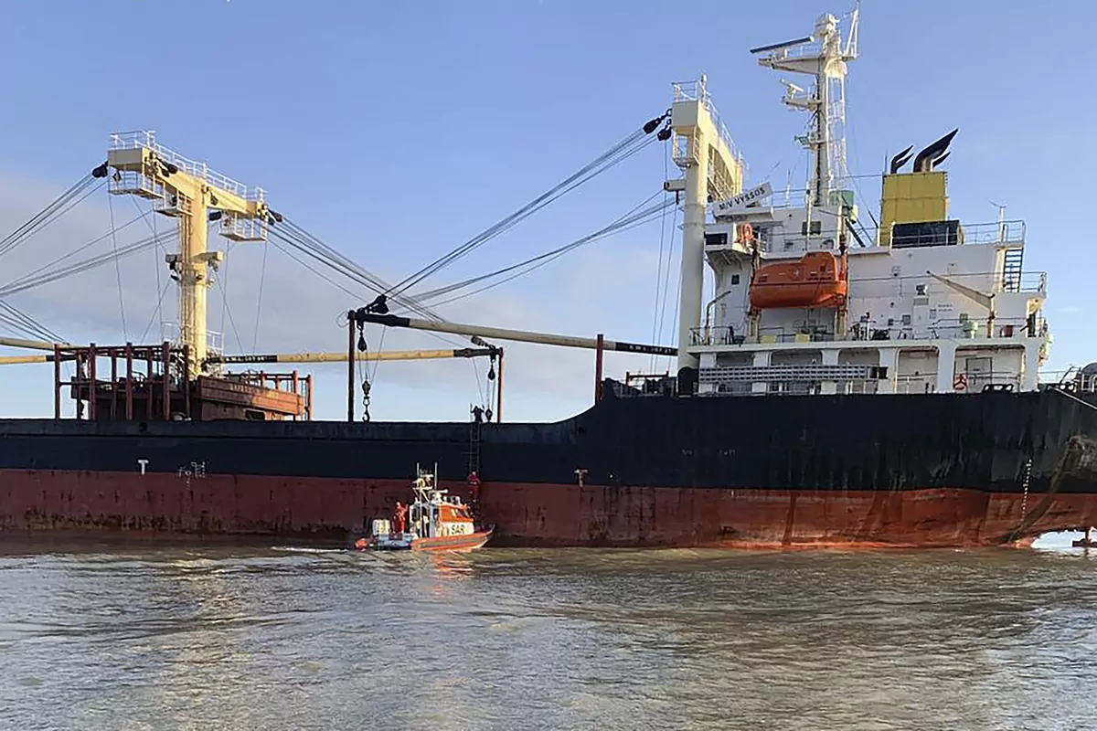 El ejército ucraniano informa que un barco civil de bandera panameña chocó contra una mina en el Mar Negro