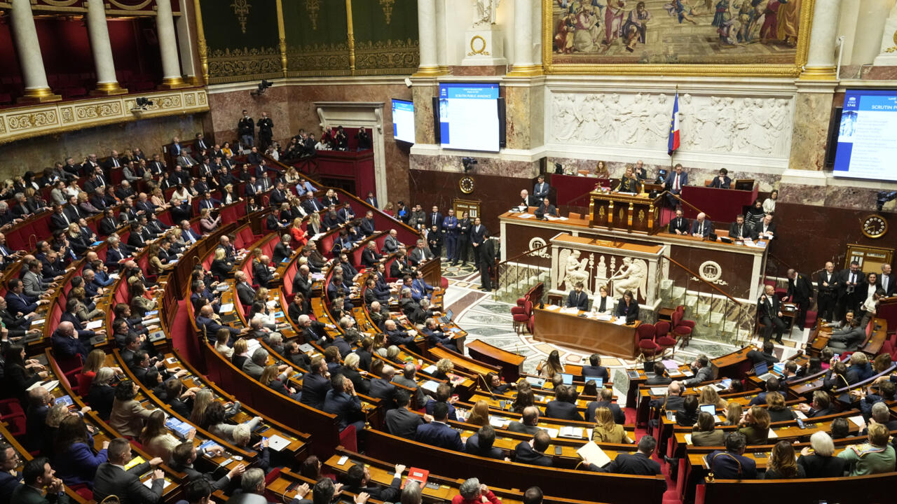 Francia enviará un controvertido proyecto de ley de inmigración a un comité conjunto especial