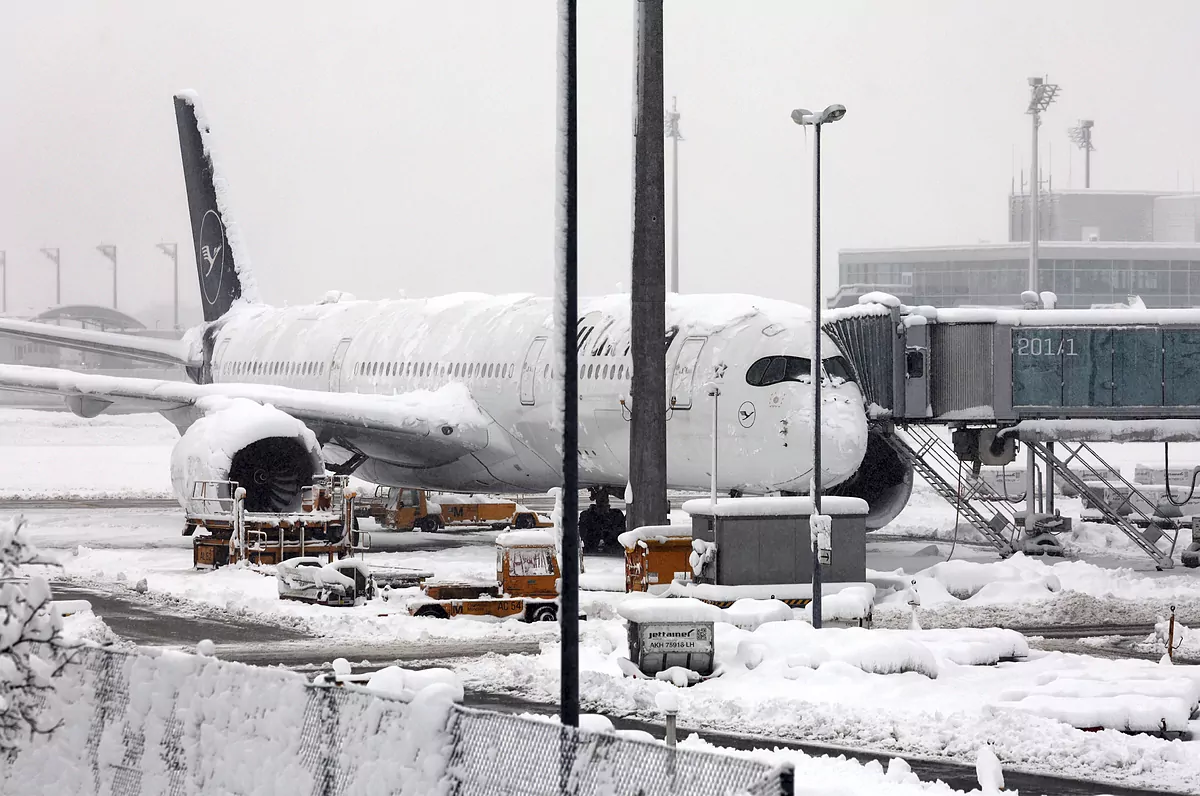 Fuertes nevadas causan estragos en los aeropuertos europeos y colapsan las carreteras del Reino Unido