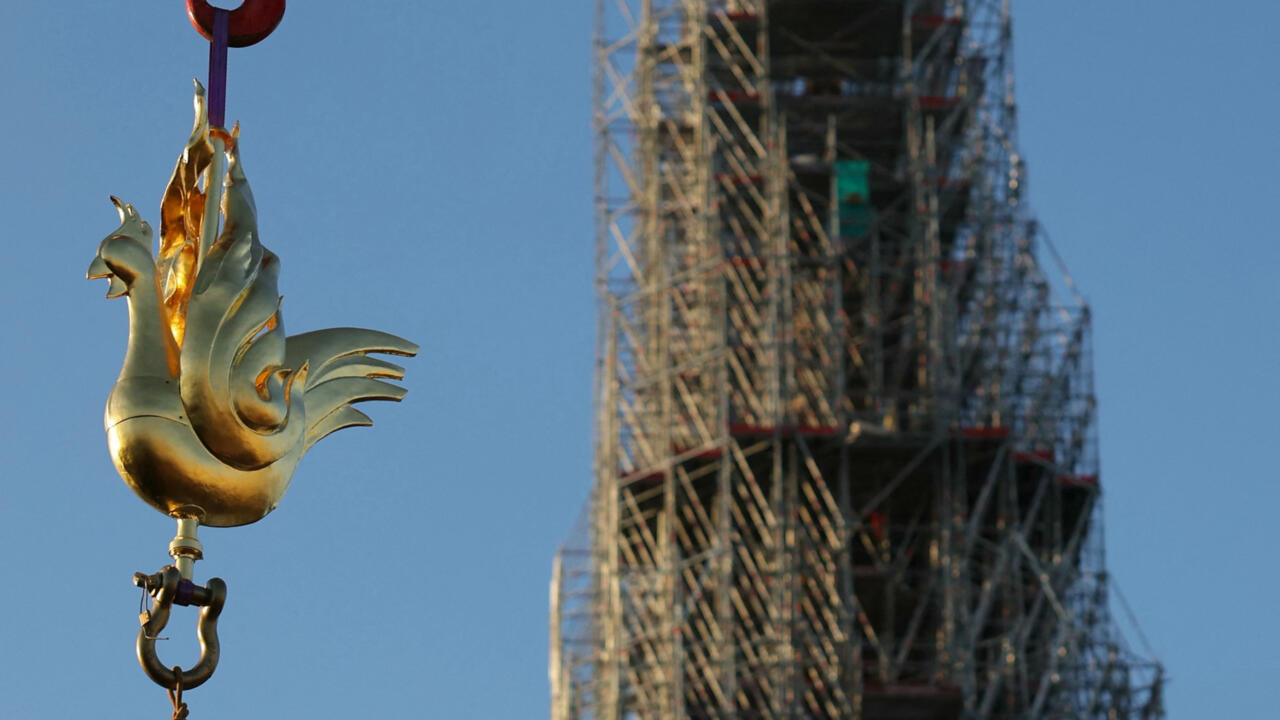 La aguja de Notre-Dame de París está coronada con un nuevo gallo dorado que simboliza el renacimiento