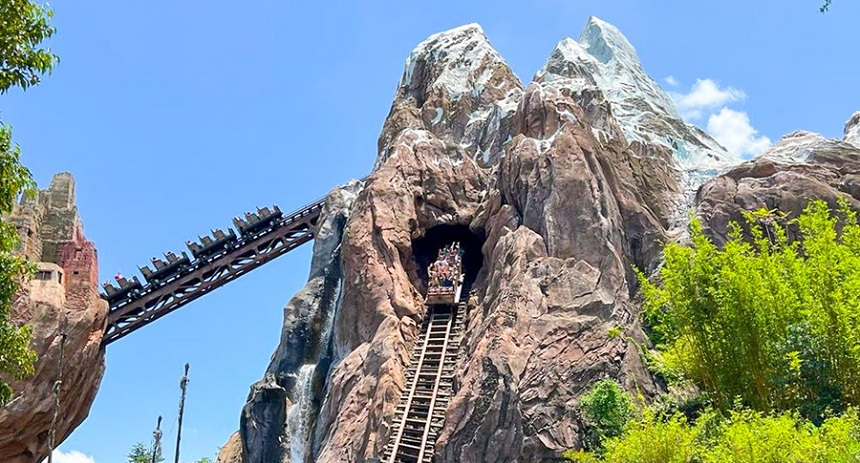 La montaña rusa se detuvo en medio del parque Disney