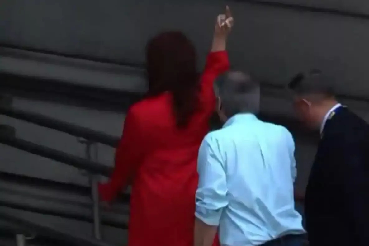 La peineta de Cristina Fernández que no combinaba con su traje rojo