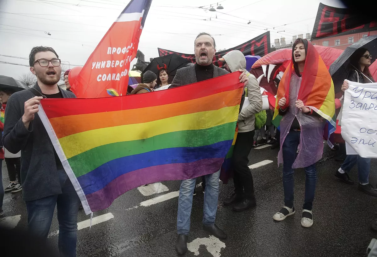 La policía allana varios clubes LGBT en Moscú