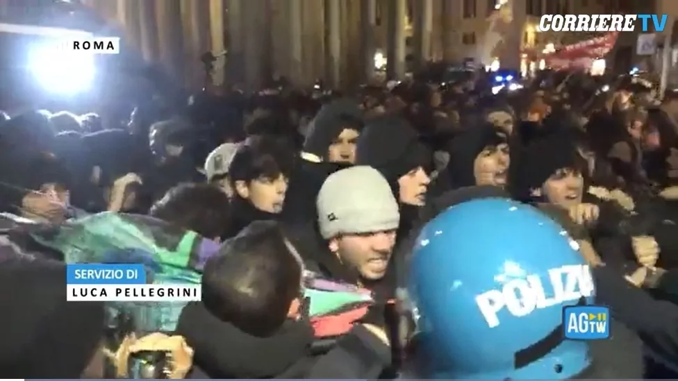 La policía carga en una manifestación en Roma contra estudiantes de secundaria