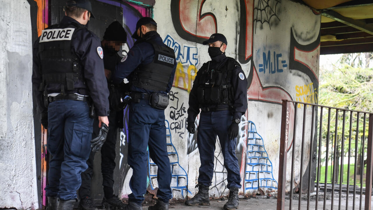 La policía francesa comprueba los documentos de identidad a escala "masiva" sin una estrategia clara, según un informe